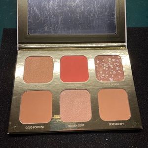 True + Luscious Lucky Glow Bronze and Highlight Palette